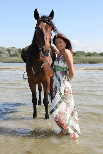 Mujer con gran caballo marrón — Foto de Stock