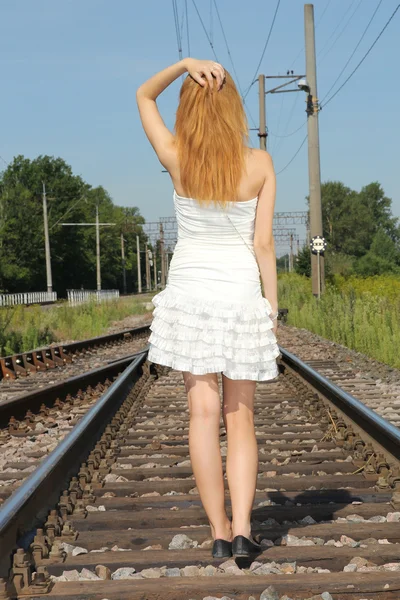 Νεαρή γυναίκα επί της σιδηροδρομικής γραμμής — Φωτογραφία Αρχείου
