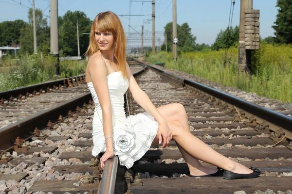 Jovem mulher na estrada de ferro — Fotografia de Stock
