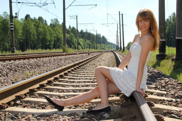 Νεαρή γυναίκα επί της σιδηροδρομικής γραμμής — Φωτογραφία Αρχείου
