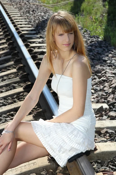 Jovem mulher na estrada de ferro — Fotografia de Stock