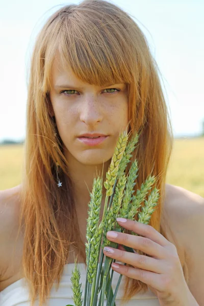 Chica con espigas de trigo — Foto de Stock