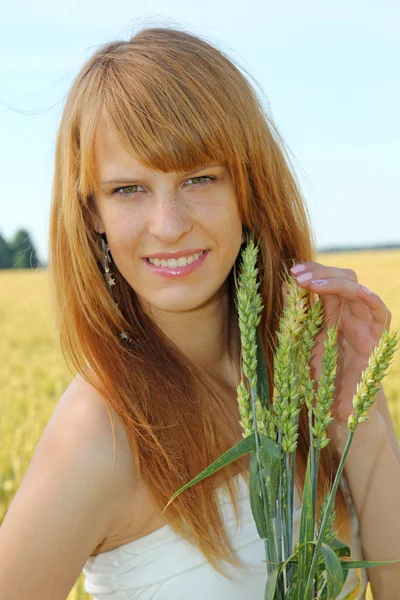 Kulak buğday ile kız — Stok fotoğraf