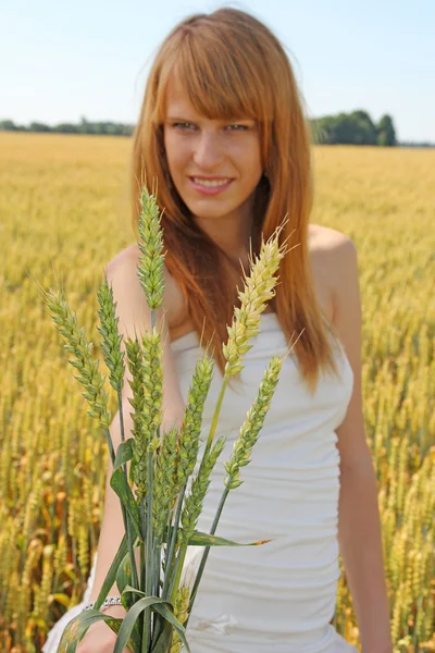 Kulak buğday ile kız — Stok fotoğraf