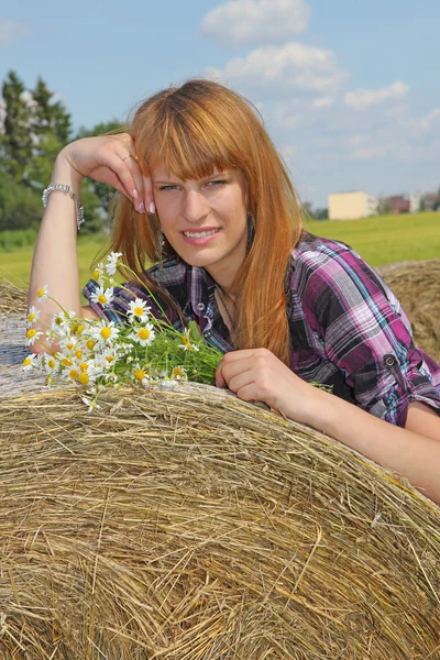 躺在稻草上的女孩 — 图库照片