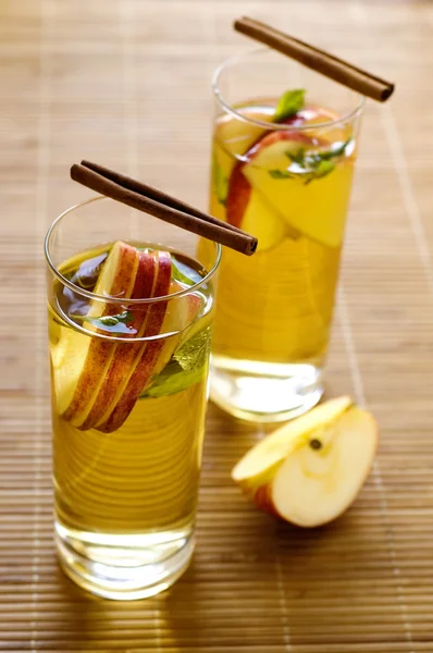 Tea with apple and mint — Stock Photo, Image