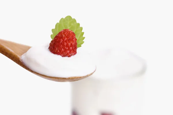 Mangkuk yogurt dengan stroberi liar — Stok Foto
