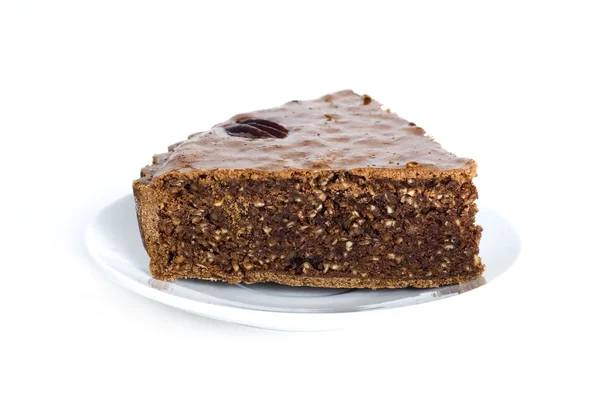 Pedazo de pastel de chocolate con nueces — Foto de Stock