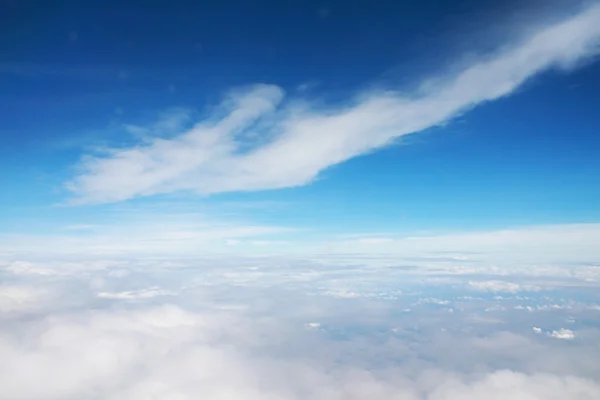 Хмара і блакитне небо — стокове фото