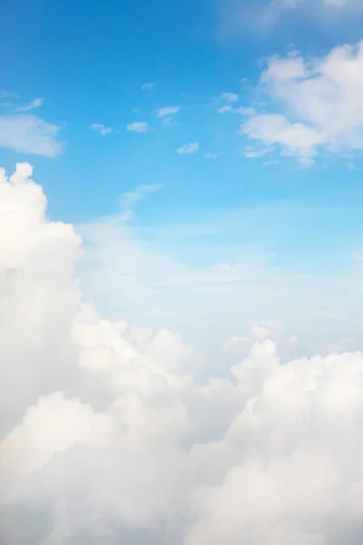 Хмара і блакитне небо — стокове фото