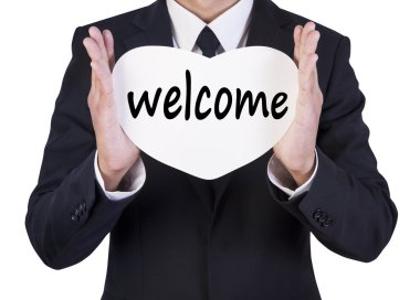 Kağıt kalp şekli tutan işadamı