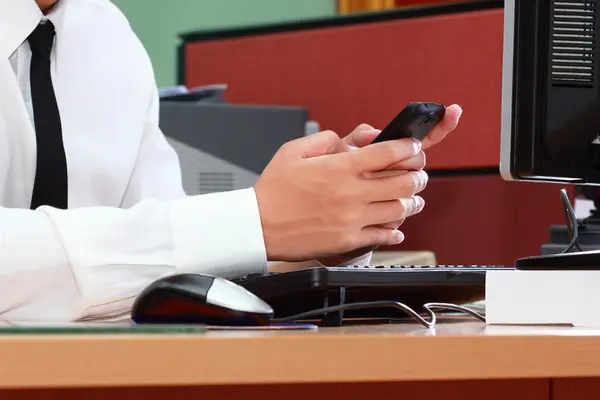 Zakenman met behulp van slimme telefoon tijdens werken — Stockfoto