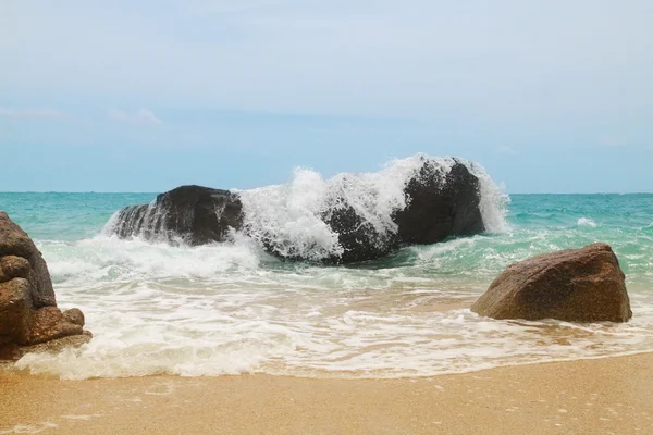 The waves breaking on a stony — Stok fotoğraf