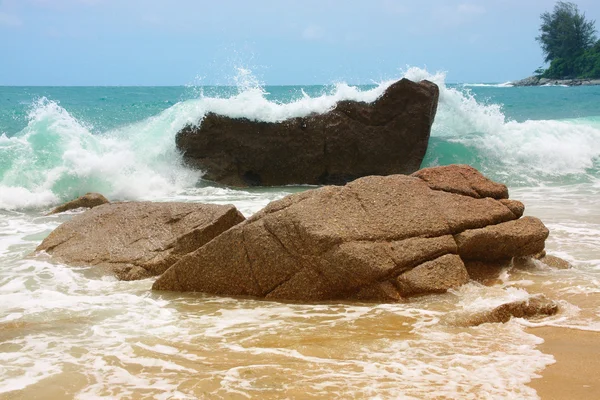 Las olas rompiendo en una piedra — Foto de Stock
