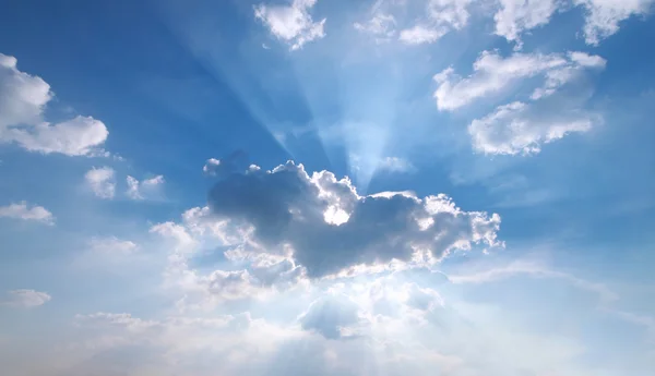 Feixe de sol através da névoa no céu azul — Fotografia de Stock