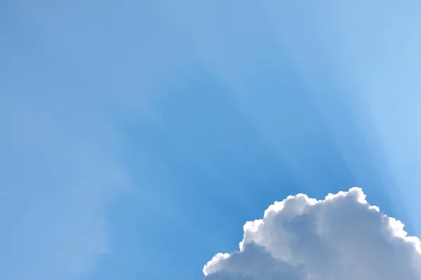 Sunbeam genom diset på blå himmel — Stockfoto