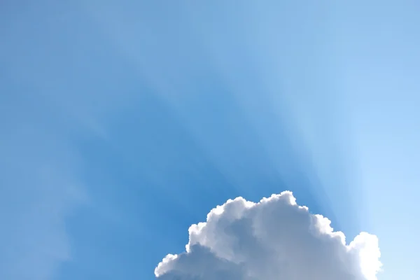 Sunbeam via de nevel op blauwe hemel — Stockfoto
