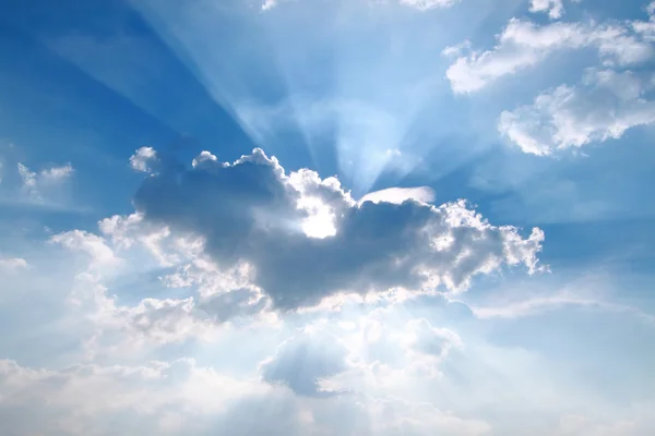 Sunbeam genom diset på blå himmel — Stockfoto