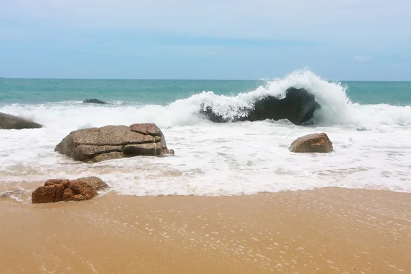 A hullámok feltörése a köves — Stock Fotó
