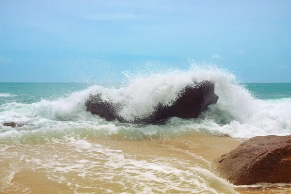 Die Wellen brechen auf einem steinigen — Stockfoto