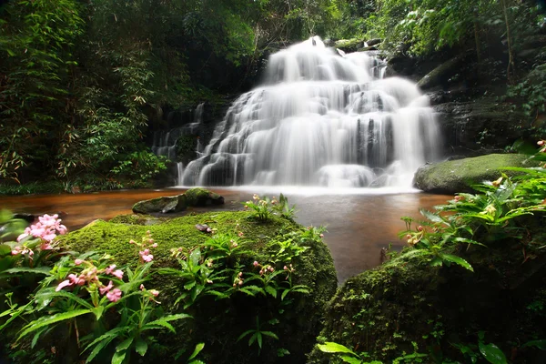 Man Daeng Waterfall — Stock Photo, Image