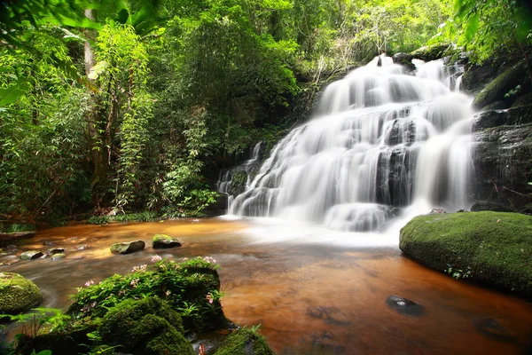 Man Daeng Waterfall — Stock Photo, Image