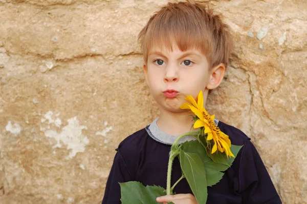 Lustiger Junge mit Sonnenblume — Stockfoto