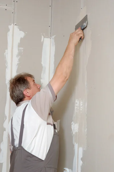 Man putty plasterboard — Stock Photo, Image