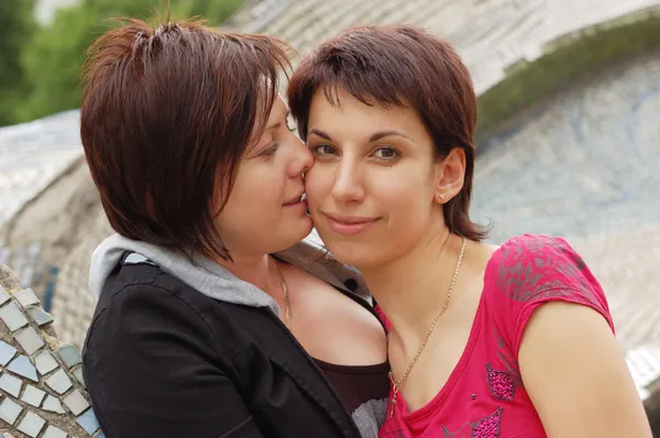 Vrouwen kussen — Stockfoto