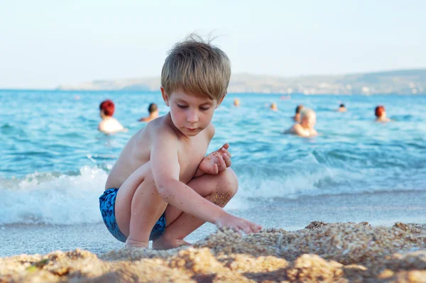 해변에 있는 어린 소년 — 스톡 사진