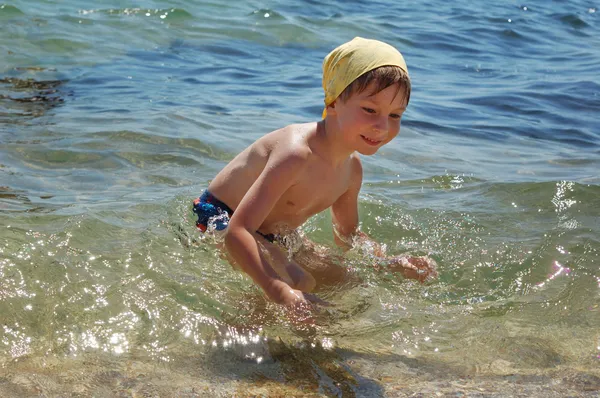 Kleiner Junge schwimmt — Stockfoto