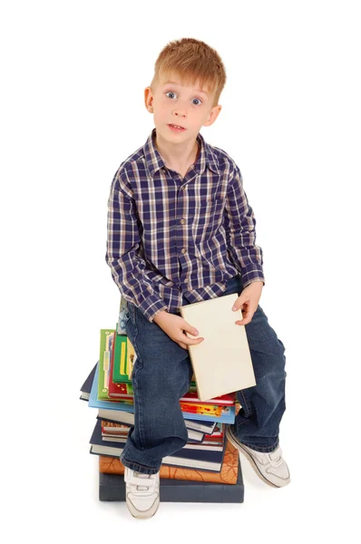 Смешной маленький мальчик с книгами — стоковое фото