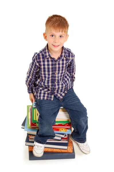 本の山に座っている小さな男の子 — ストック写真