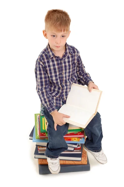 Doordachte jongetje met open boek — Stockfoto