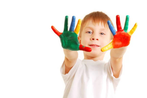 Мальчик с руками в краске — стоковое фото