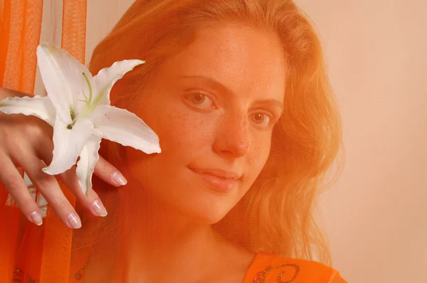 Mooi meisje met bloem — Stockfoto