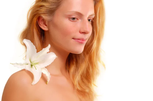 Vacker ung kvinna med blomma — Stockfoto