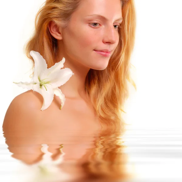 Vacker ung kvinna med blomma — Stockfoto