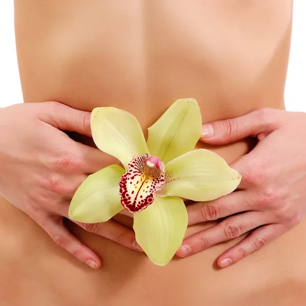 Vacker naken kvinna med orkidé — Stockfoto