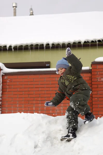 Jongen spelen winter buiten — Stockfoto