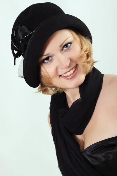 黒の帽子と魅力的な女性 — ストック写真