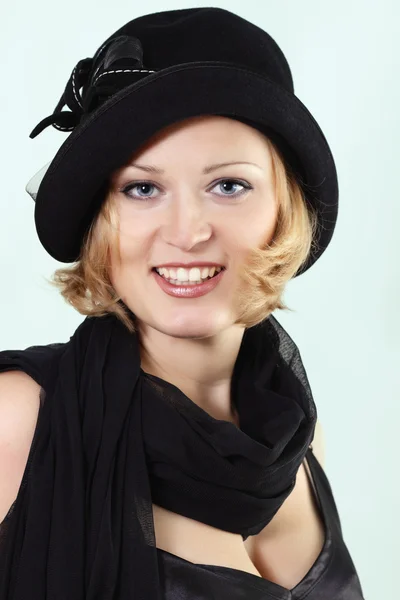 Леди очаровательная в черной шляпе — стоковое фото