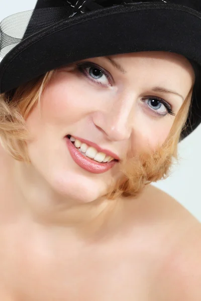 Lady charmiga med svart hatt — Stockfoto