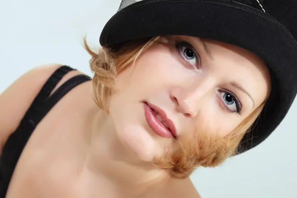 Hölgy kedves, fekete kalap — Stock Fotó