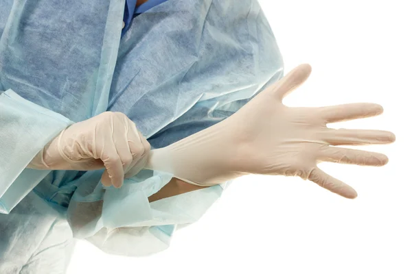 Lekarz się na rękawice sterylne — Zdjęcie stockowe