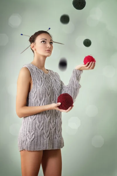 Woman juggle clew — Stock Photo, Image