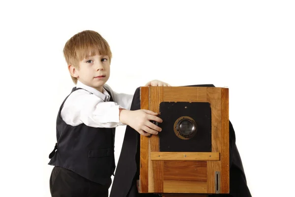 Mały chłopiec fotograf retro starodawny aparat w studio isol — Zdjęcie stockowe