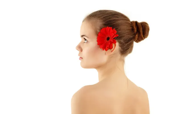 Spa vackra tonåring flicka med blomma i profil — Stockfoto