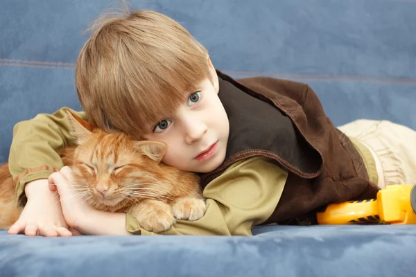 Kätzchen und Kind beste Freunde — Stockfoto