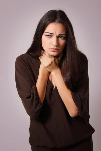 Grypa kobieta z bólu gardła — Zdjęcie stockowe